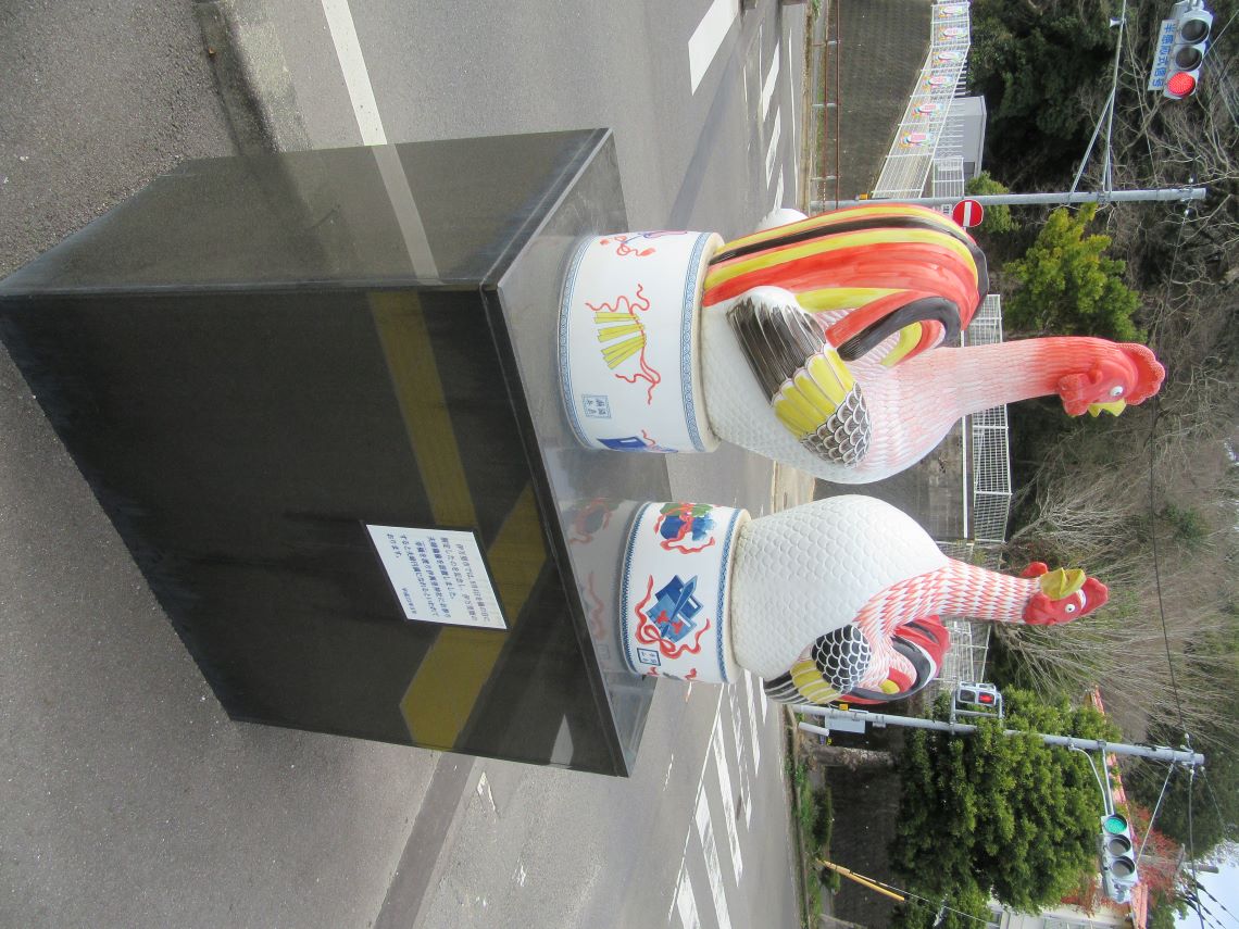 佐賀県伊万里市にある伊萬里神社西側入口付近にある『伊万里焼の夫婦鶏像』。