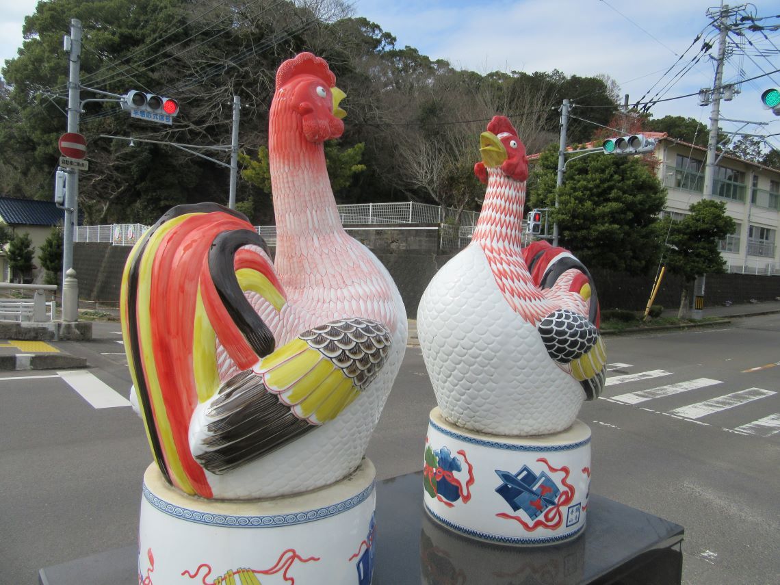 佐賀県伊万里市にある伊萬里神社の♡を描いているように見える『伊万里焼の夫婦鶏像。』