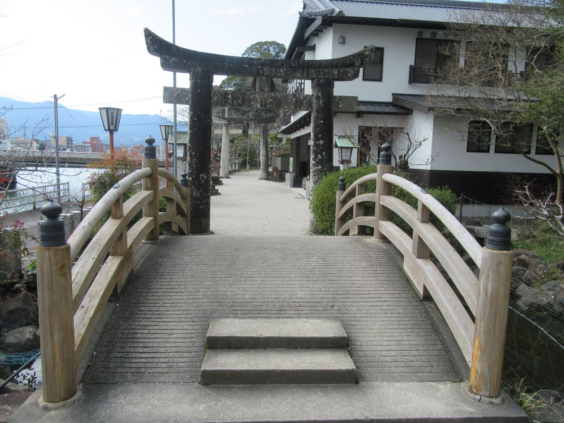 佐賀県伊万里市にある伊萬里神社の木でできた欄干にぬくもりを感じる太鼓橋。