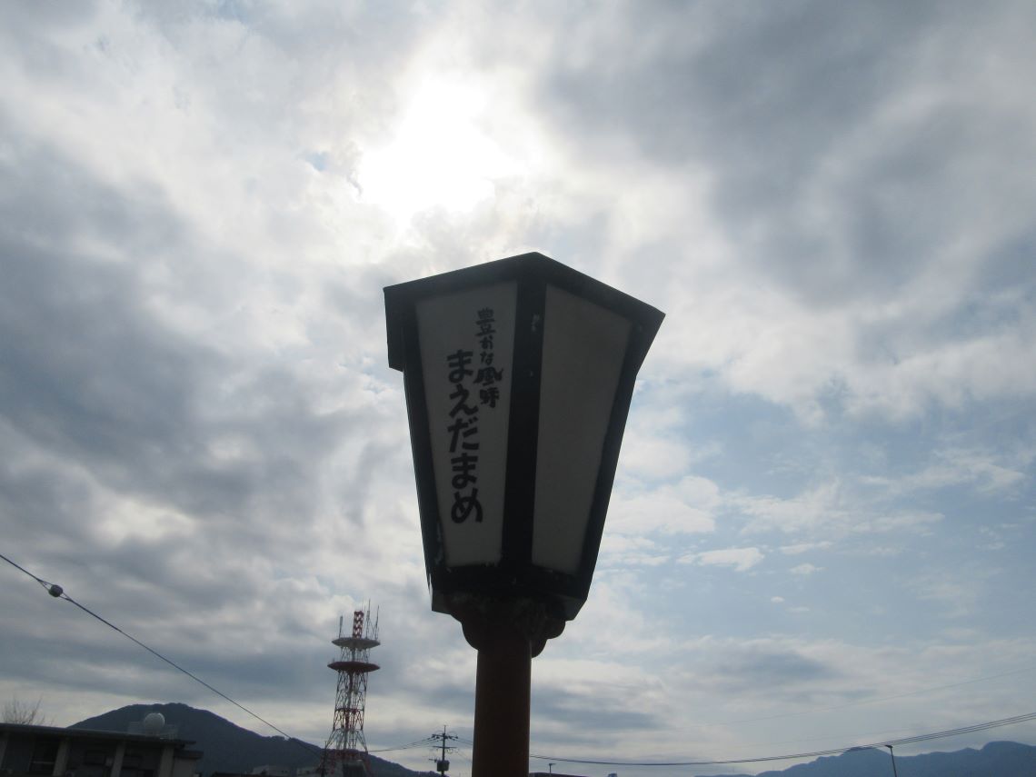佐賀県伊万里市にある伊萬里神社にあるまえだまめの灯籠。