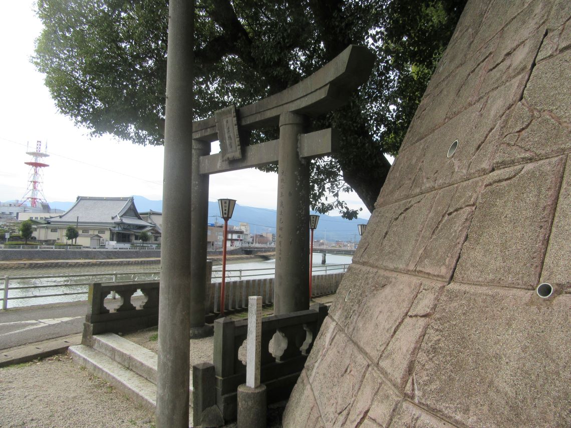 佐賀県伊万里市にある伊萬里神社の東側入口の川沿いの鳥居。