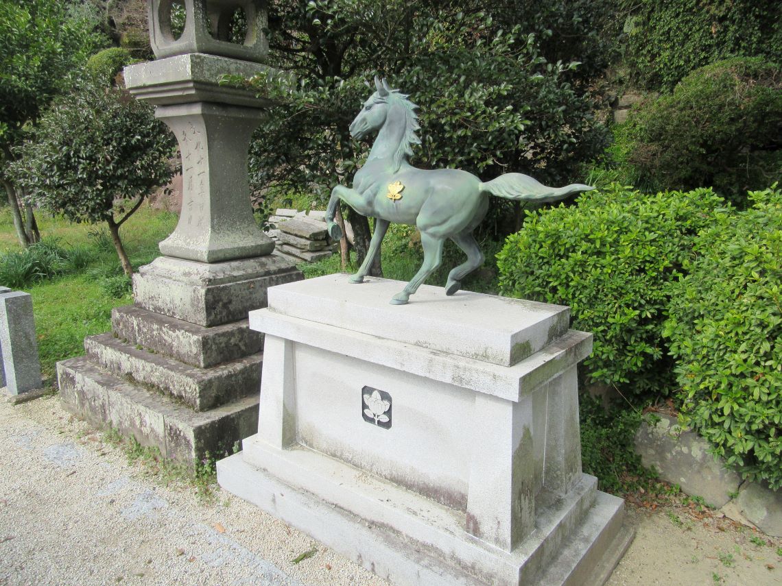 佐賀県伊万里市にある伊萬里神社の馬の像。