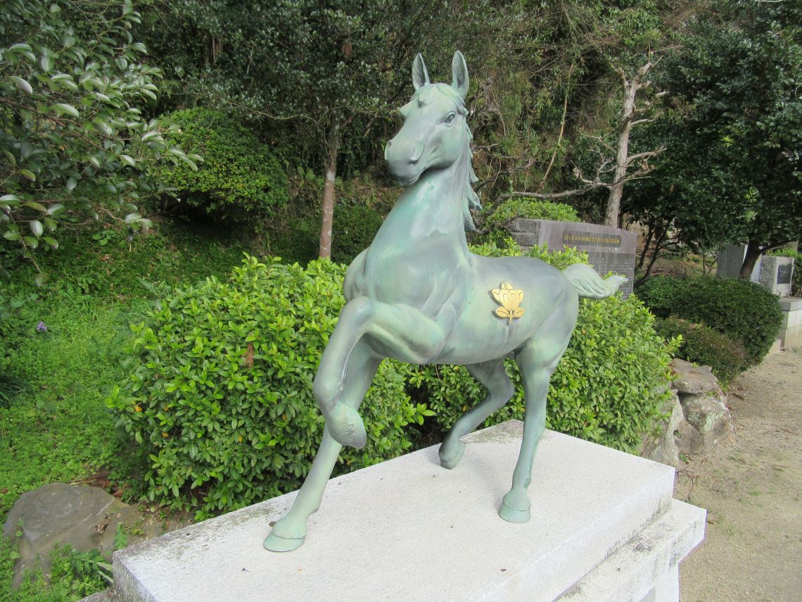 佐賀県伊万里市にある伊萬里神社の馬の像に、躍動感を感じる。