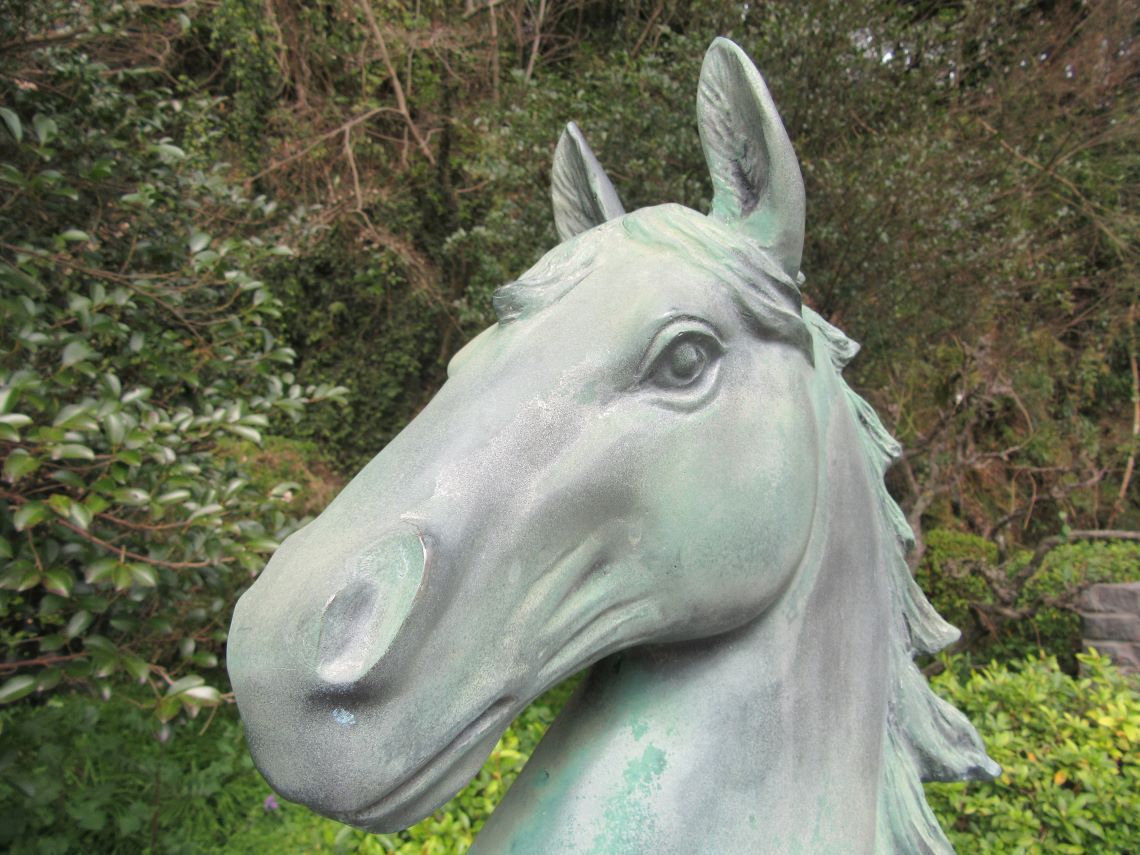 佐賀県伊万里市にある伊萬里神社の凛々しい顔の馬の像。