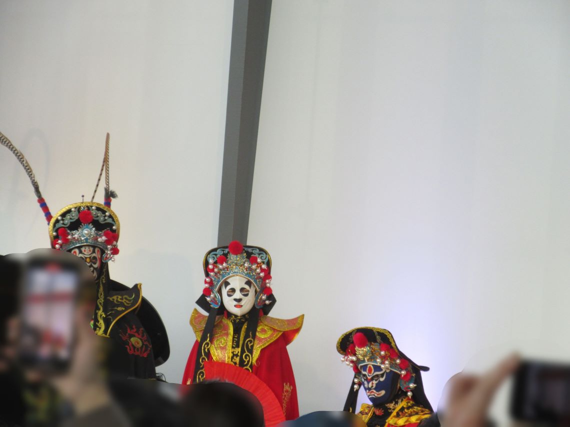 長崎県美術館で実施された変面ショーの変面師の方々。
