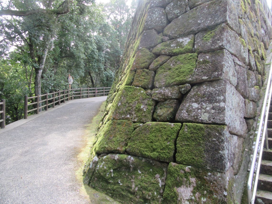 佐賀県武雄市にある武雄神社の石垣の角。