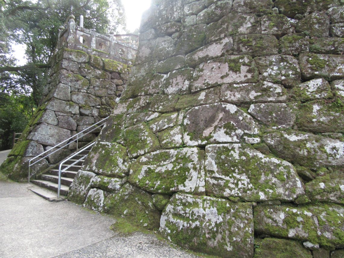 佐賀県武雄市にある武雄神社のいろいろな大きさの石が積み重なった石垣。