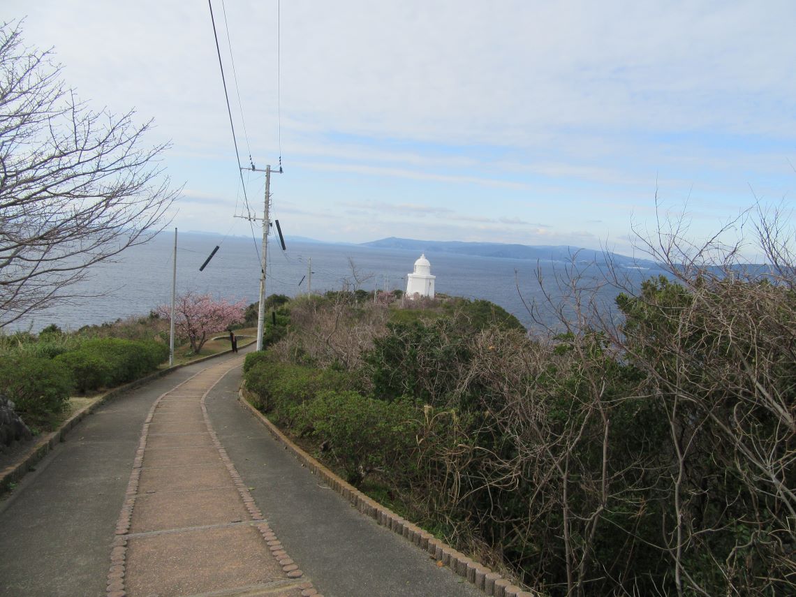 長崎市の伊王島で撮影した、伊王島灯台へと続く道。