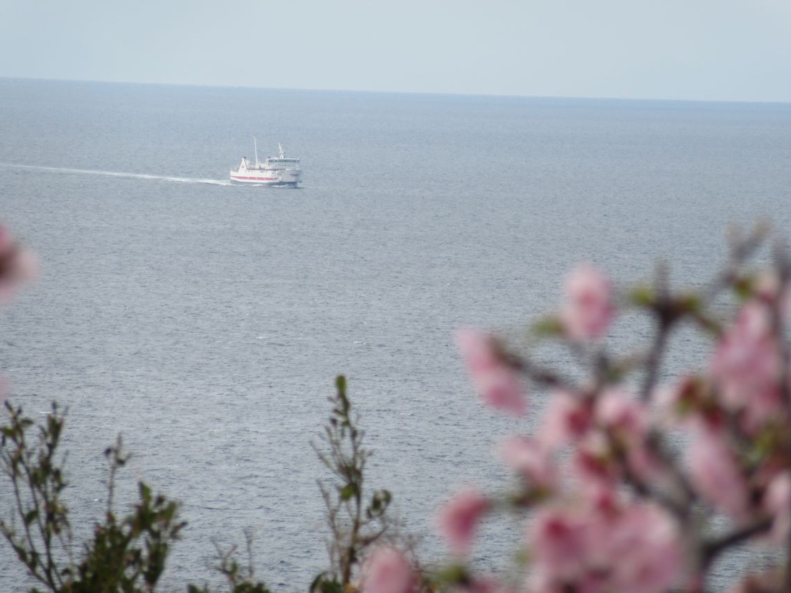 長崎市の伊王島で撮影した、海の上を進む船。