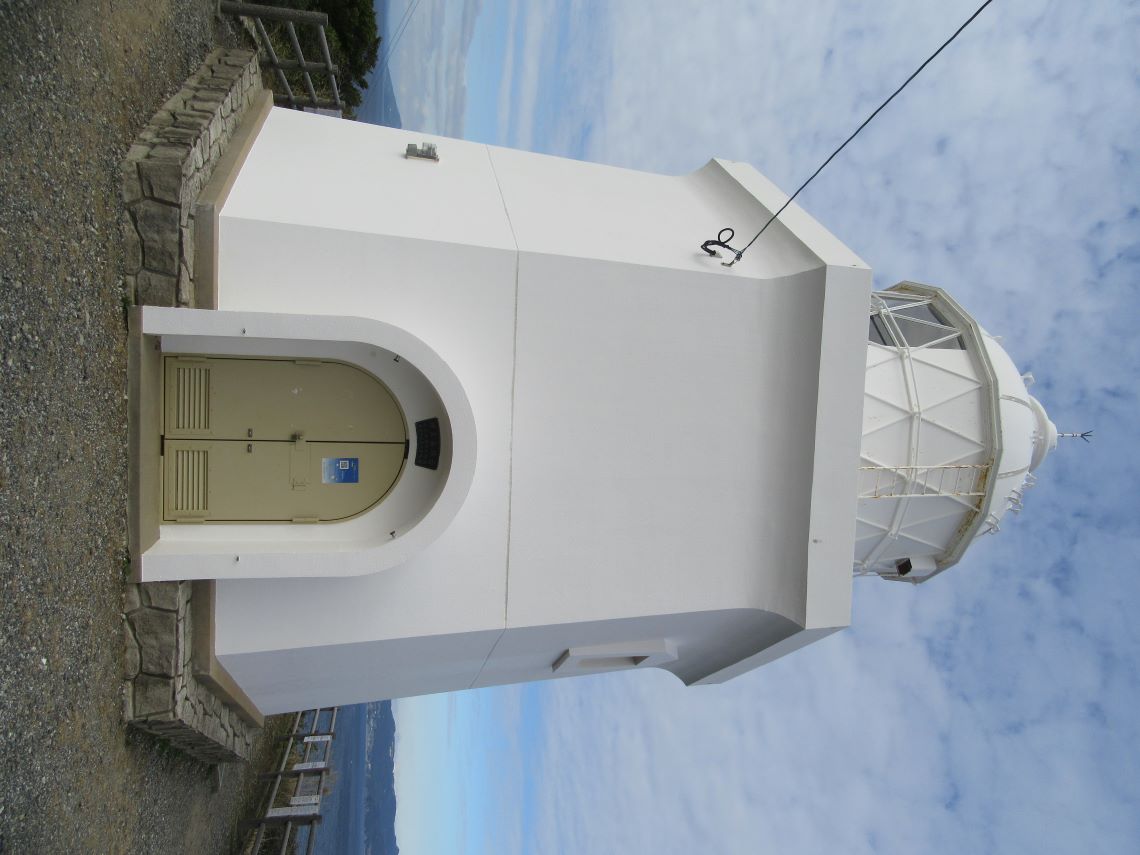 長崎市の伊王島で撮影した、白くて素朴な伊王島灯台。