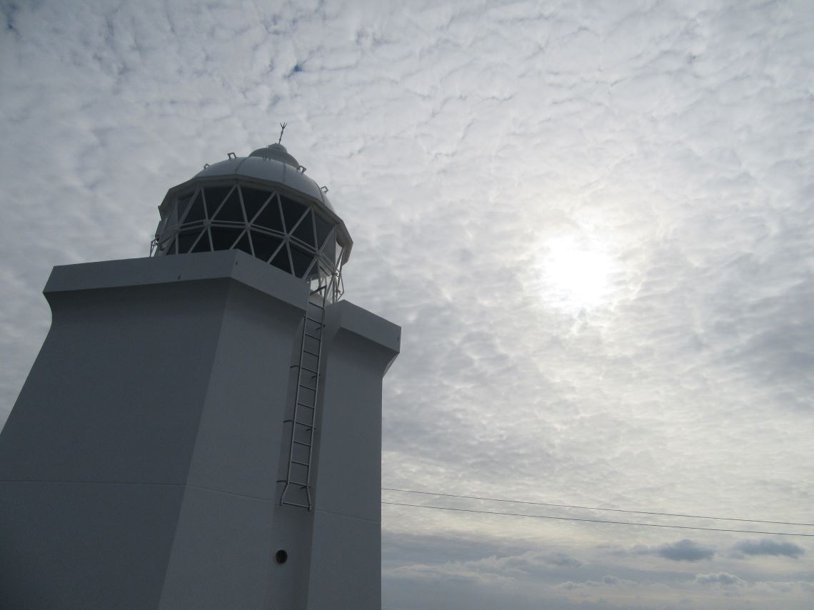 長崎市の伊王島で撮影した、伊王島灯台と太陽。