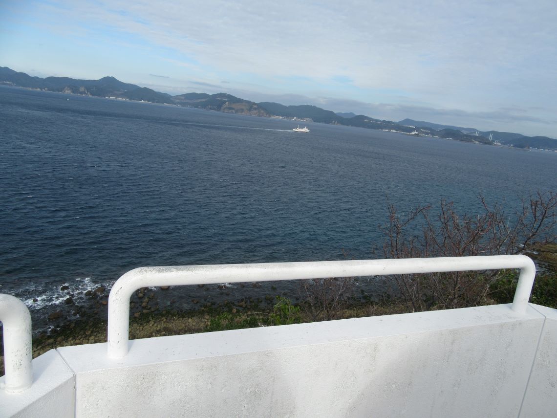 長崎市の伊王島で撮影した、伊王島展望台から見下ろす海。