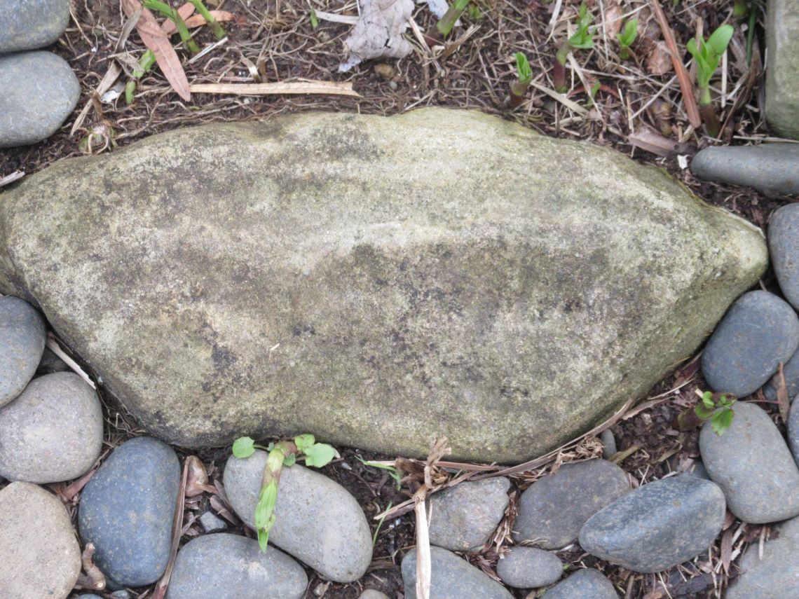長崎市の伊王島で撮影した、出島のような扇形の石。