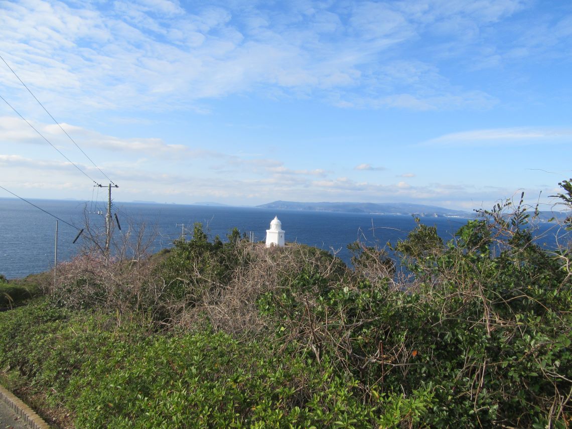 長崎市の伊王島で撮影した、遠くに見える伊王島灯台。