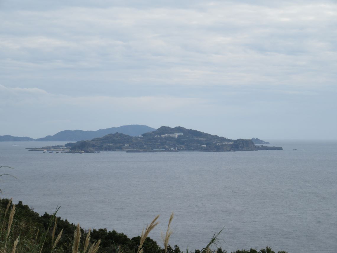 長崎市の伊王島の夕陽ケ丘で撮影した、高島とその奥に見える軍艦島。
