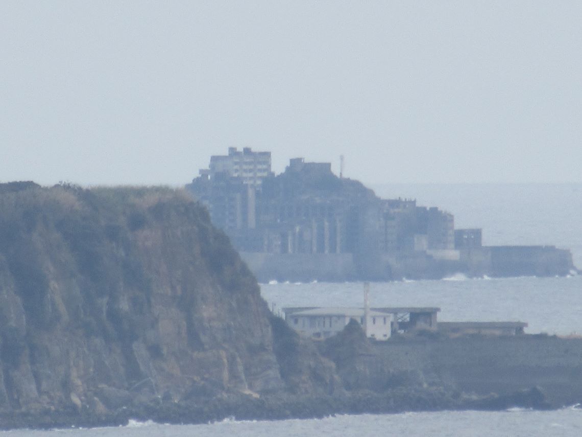 長崎市の伊王島で撮影した、高島からひょっこり顔を出す端島（軍艦島）。