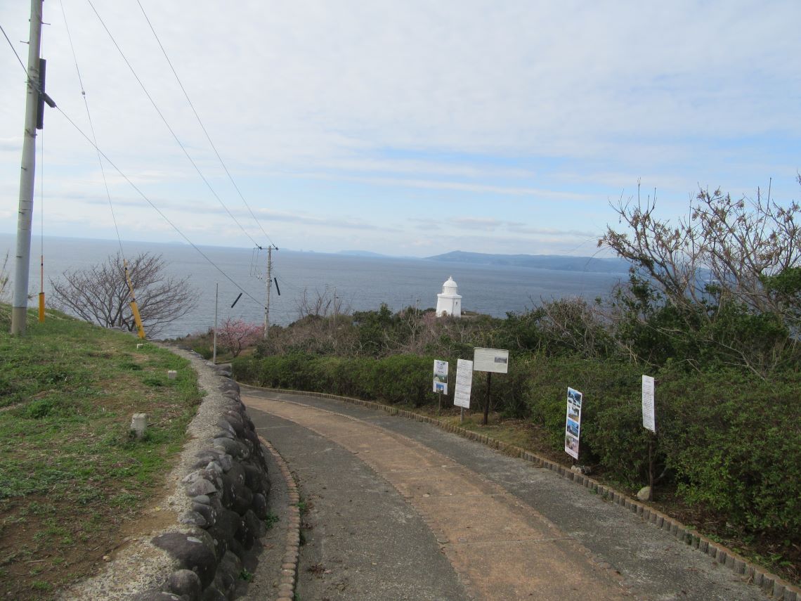 長崎市の伊王島で撮影した、伊王島灯台が見える道。