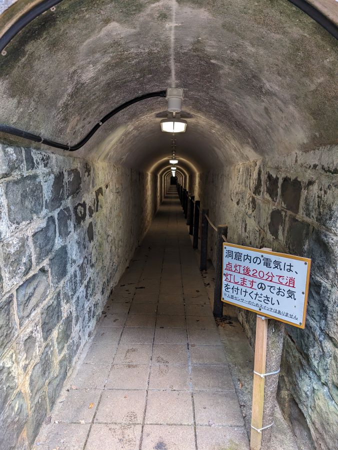 長崎県西海市にある石原岳森林公園（石原岳堡塁跡）の洞窟を進んでいく。