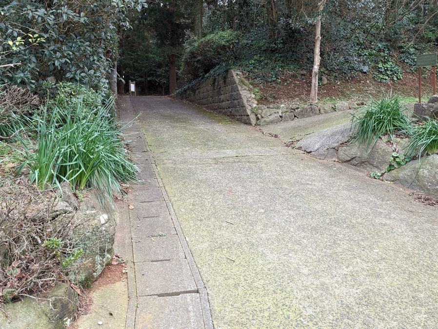 長崎県西海市にある石原岳森林公園（石原岳堡塁跡）入口から入っていく道。
