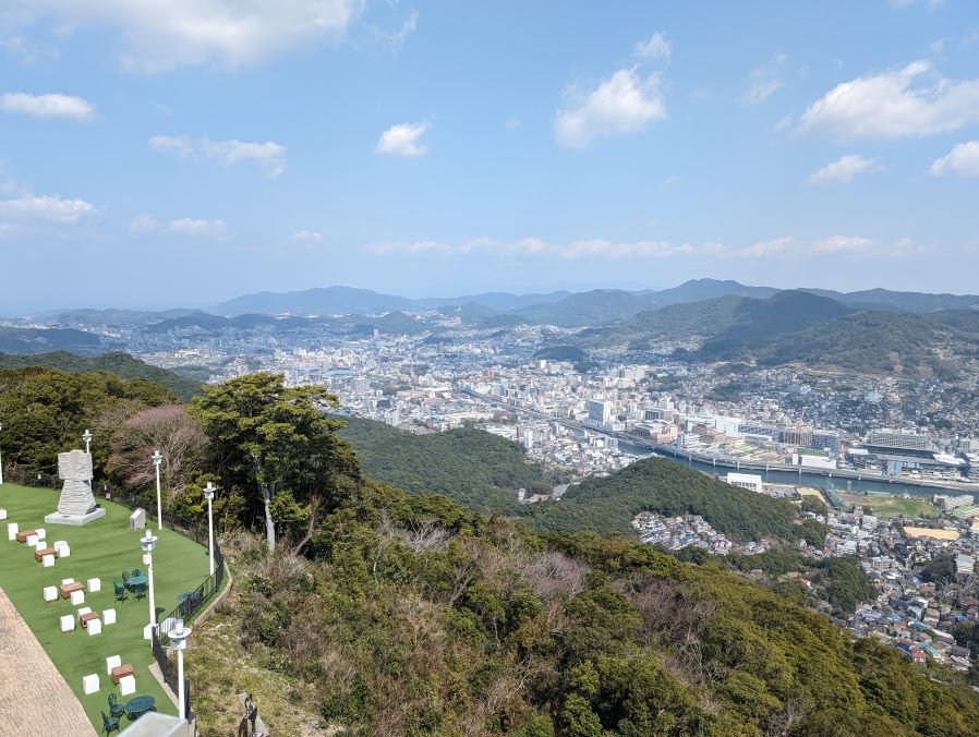 長崎市の稲佐山から眺める長崎の街並み。