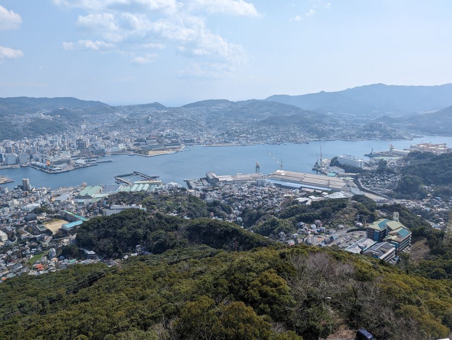 長崎市の稲佐山から眺めた、三菱重工長崎造船所。