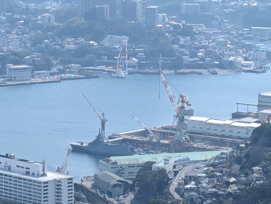 長崎市の稲佐山から眺めた、三菱重工長崎造船所のクレーン。