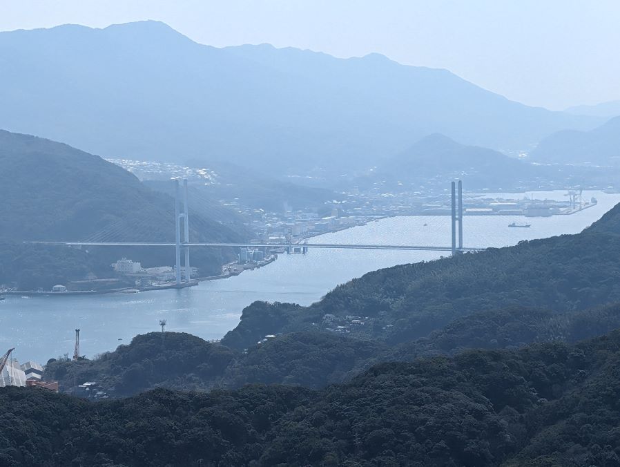 長崎市の稲佐山から眺めた女神大橋。