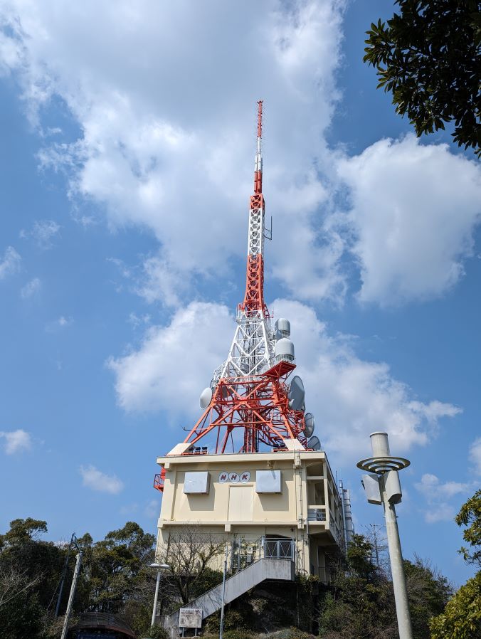 長崎市の稲佐山山頂の、NHK長崎放送局のアンテナ。