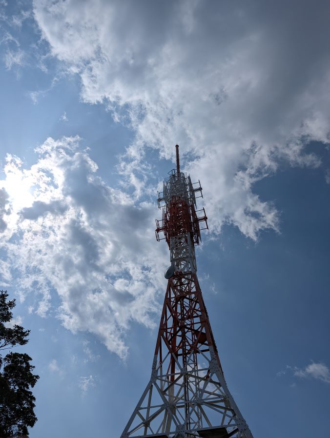 長崎市の稲佐山山頂で見上げる、FM長崎のアンテナ。