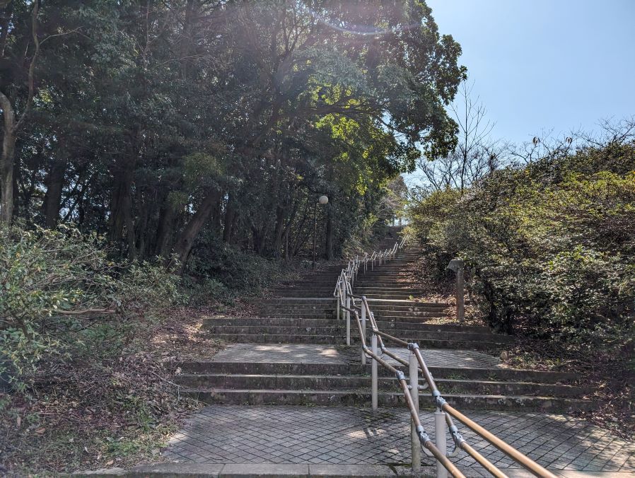 長崎市の稲佐山にある、山頂への散歩道。