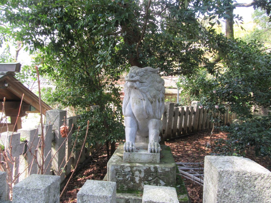 長崎市の松森天満宮で撮影した、来訪者を見守る狛犬の写真。
