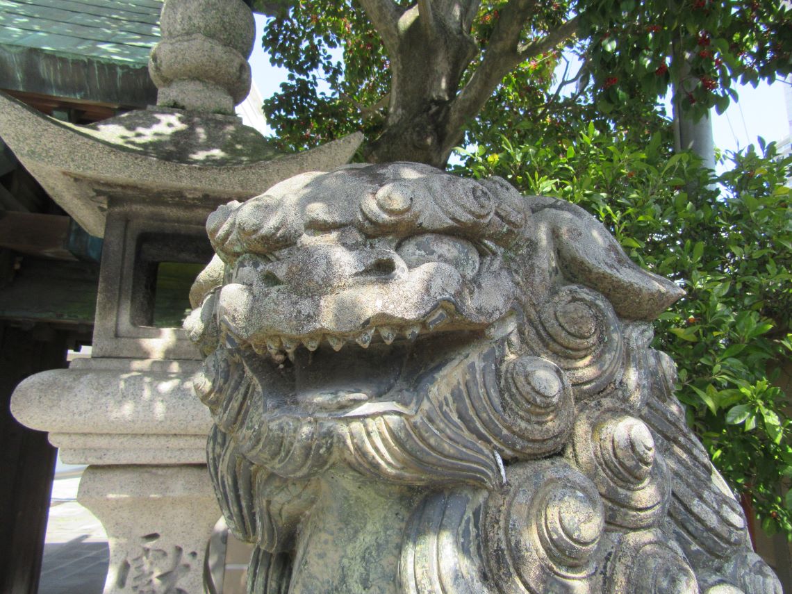 長崎市の伊勢宮で撮影した、笑顔がかわいい狛犬の写真。