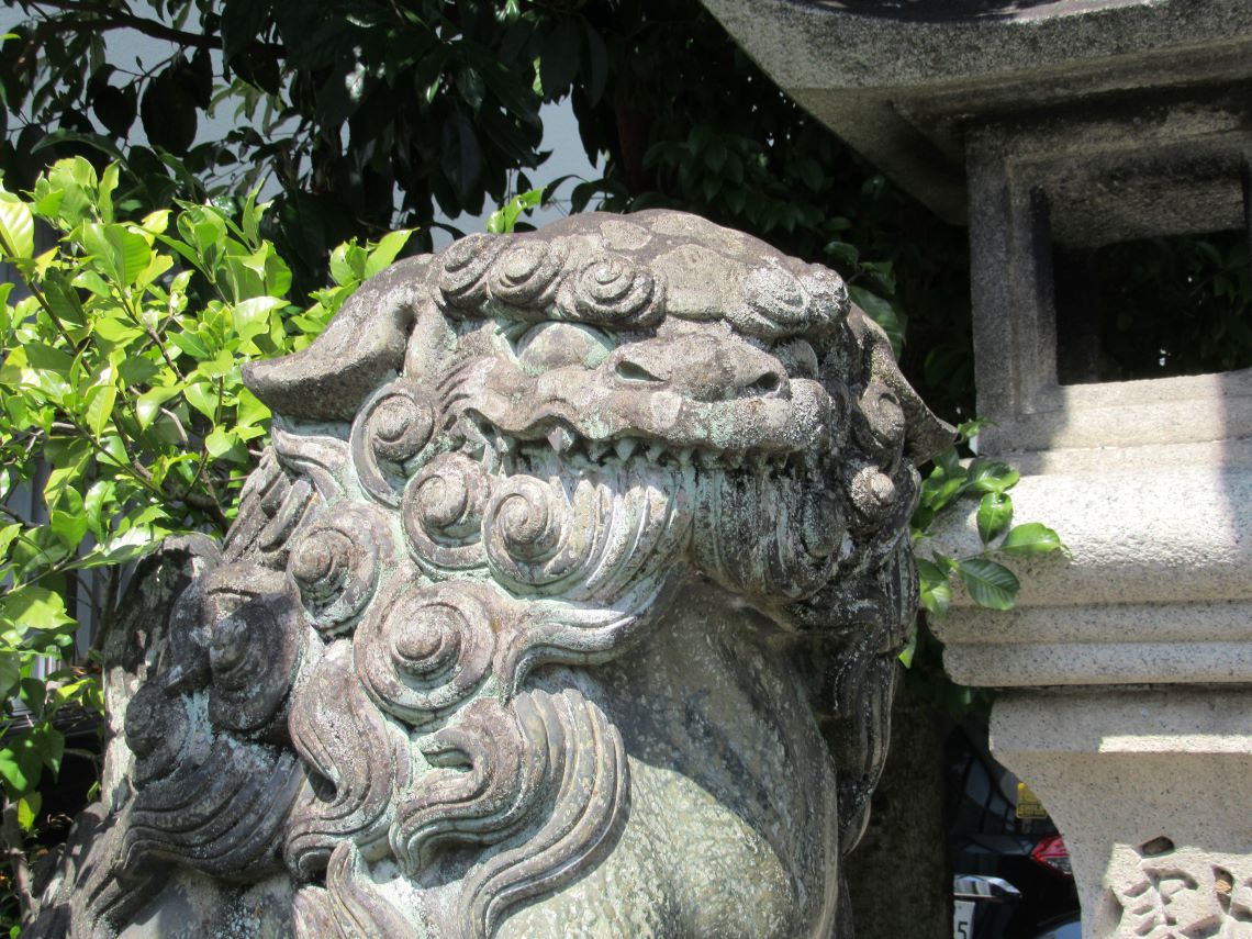 長崎市の伊勢宮で撮影した、やさしい笑顔の狛犬の写真。