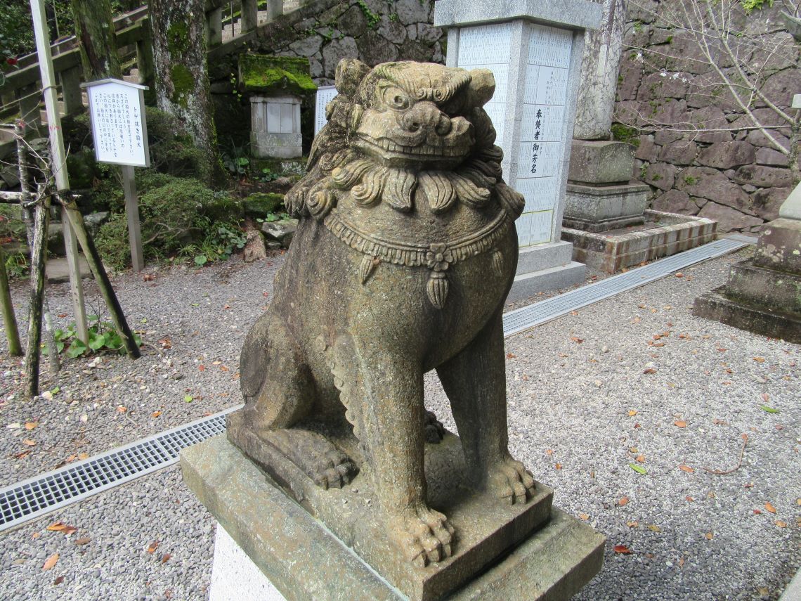 長崎市の諏訪神社で撮影した、歯を食いしばっている狛犬の写真。