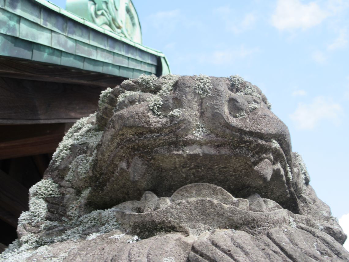 長崎市の諏訪神社で撮影した、拝殿の手前にある大きな阿の狛犬（獅子）の写真。