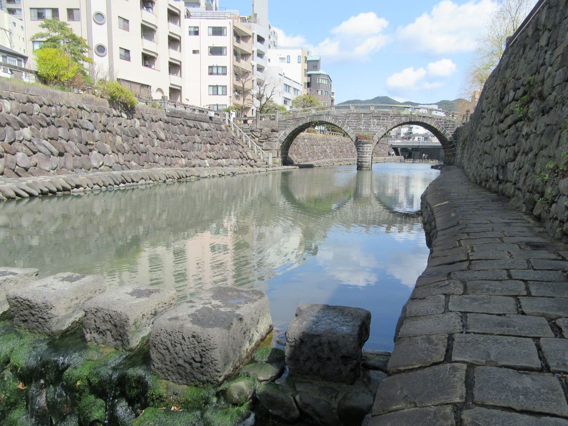 長崎市で撮影した眼鏡橋と苔の写真。