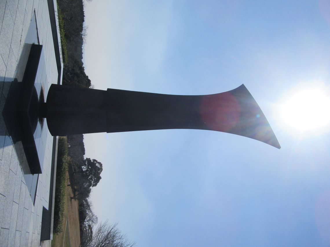 諫早市の白木峰高原で撮影した、長崎市出身の彫刻家・流政之による「よかあした」のモニュメント。