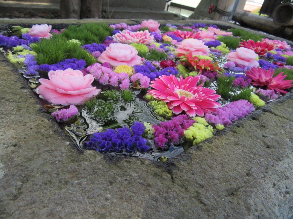 長崎市の中川八幡神社の水面の模様も美しい花手水。
