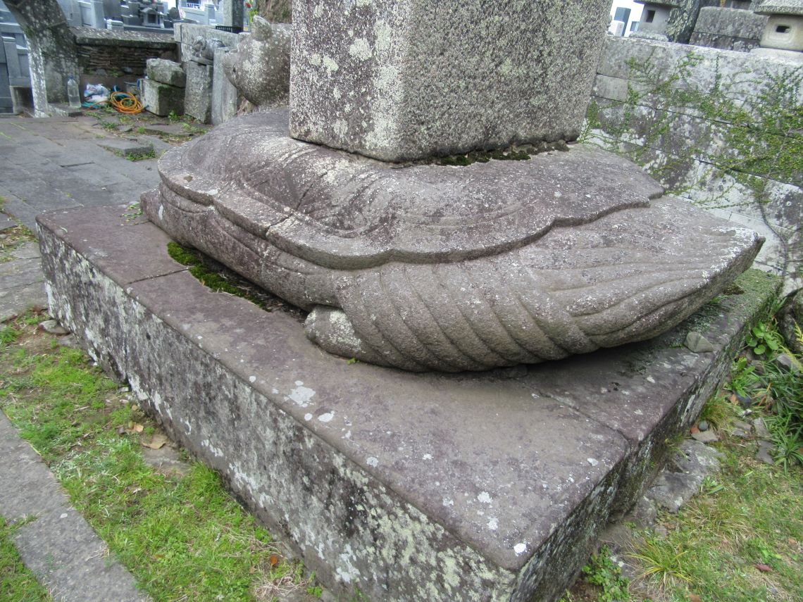 長崎市の大音寺の亀趺の後ろ側。