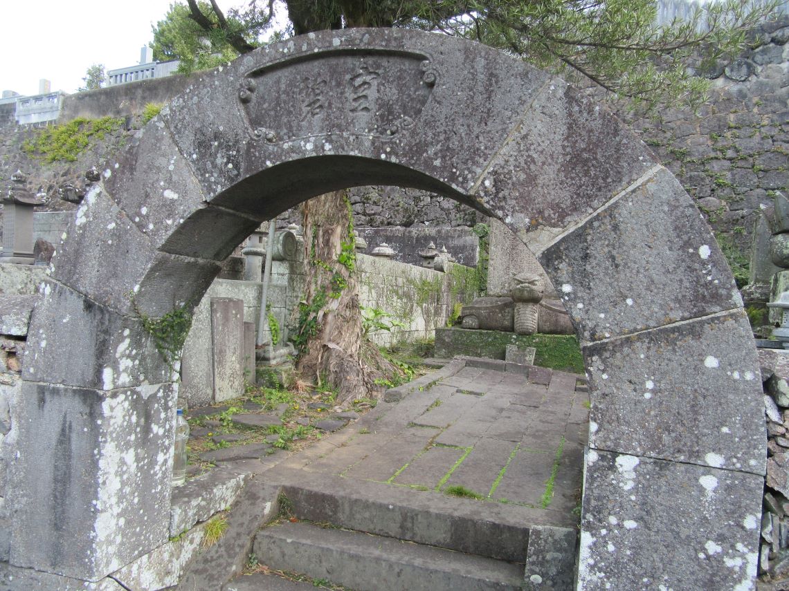 長崎市の大音寺の亀趺への入口。