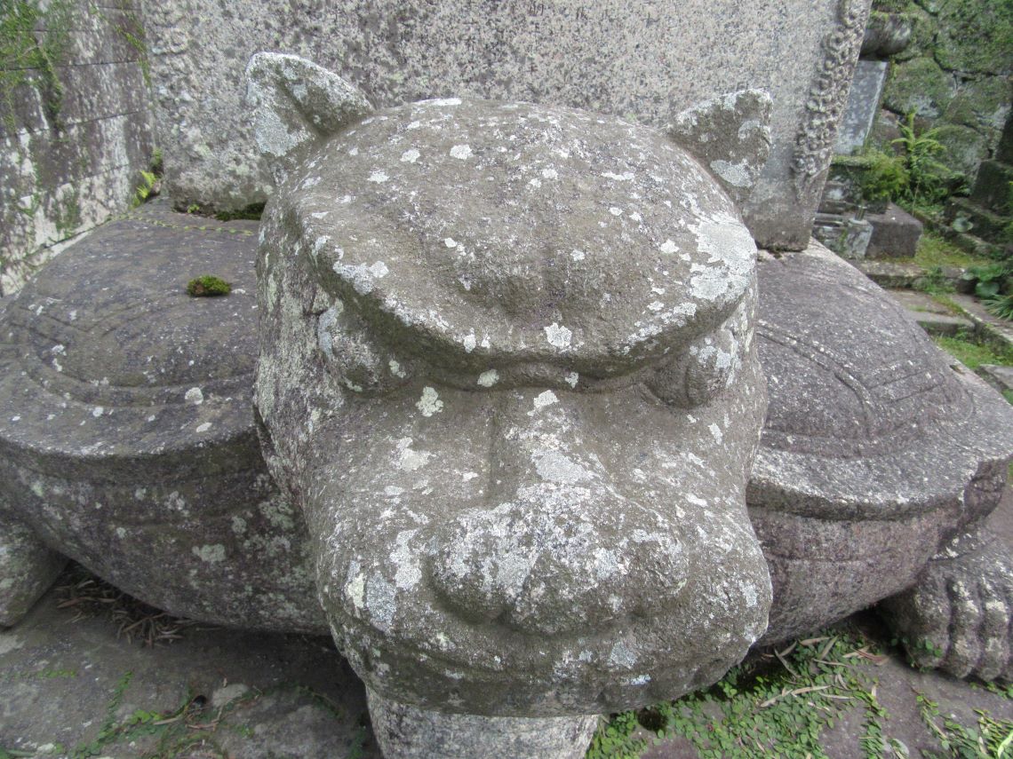 長崎市の大音寺の頭部も大きい亀趺。