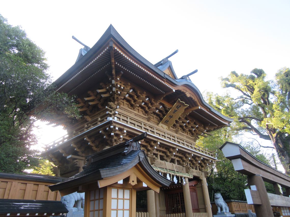 熊本県熊本市東区の健軍神社で撮影した、左には朝日が差している門。