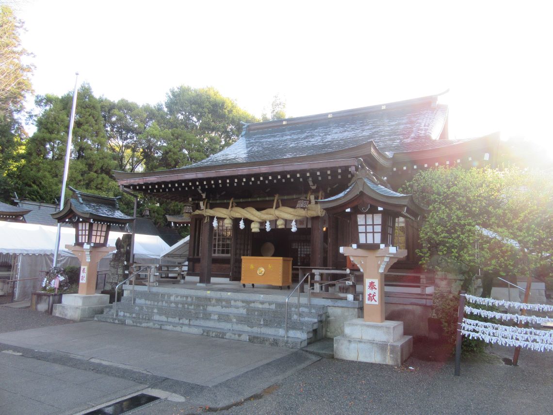 熊本県熊本市東区の健軍神社で撮影した、朝日が指す本殿。