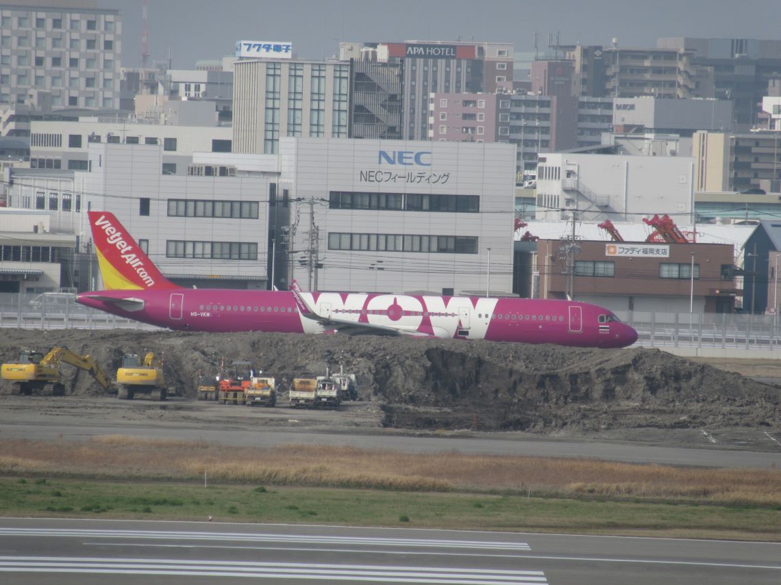 福岡空港で撮影した、タイ・ベトジェットエアのWOWと書かれた飛行機。