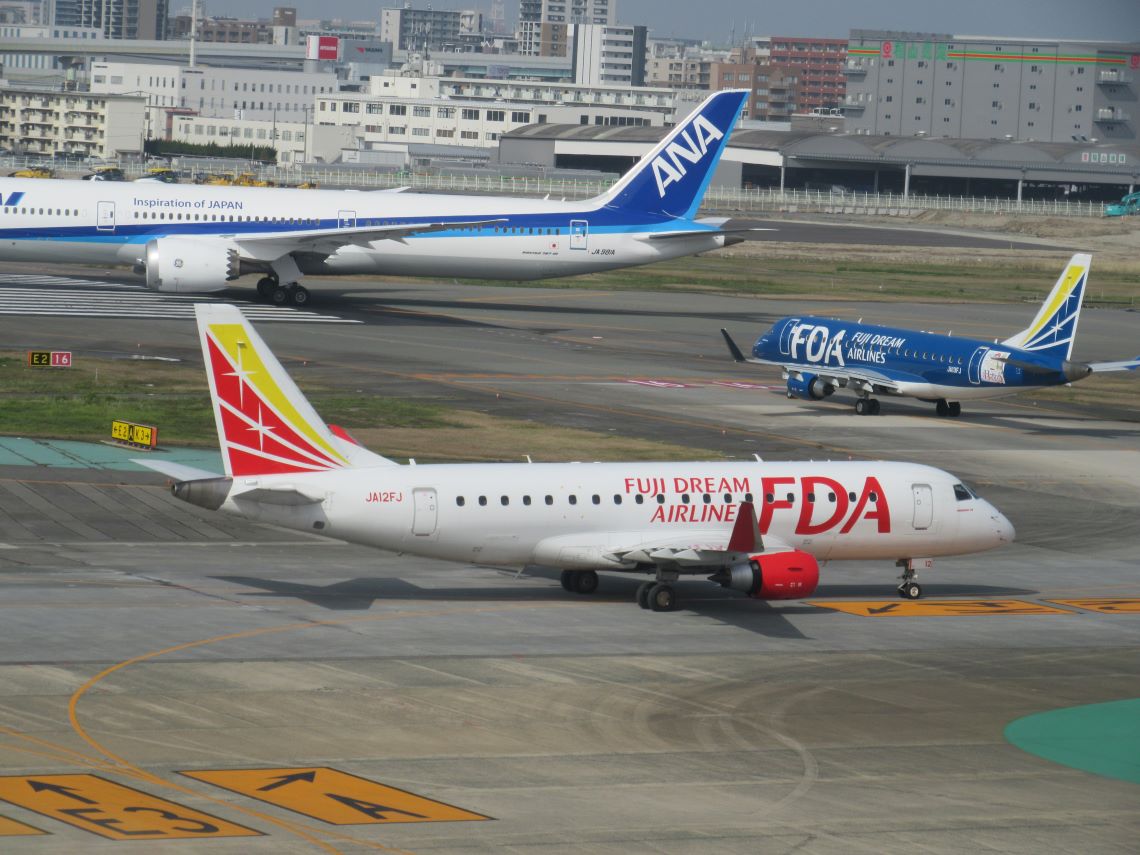 福岡空港で撮影した、2種類のフジドリームエアラインズの飛行機。
