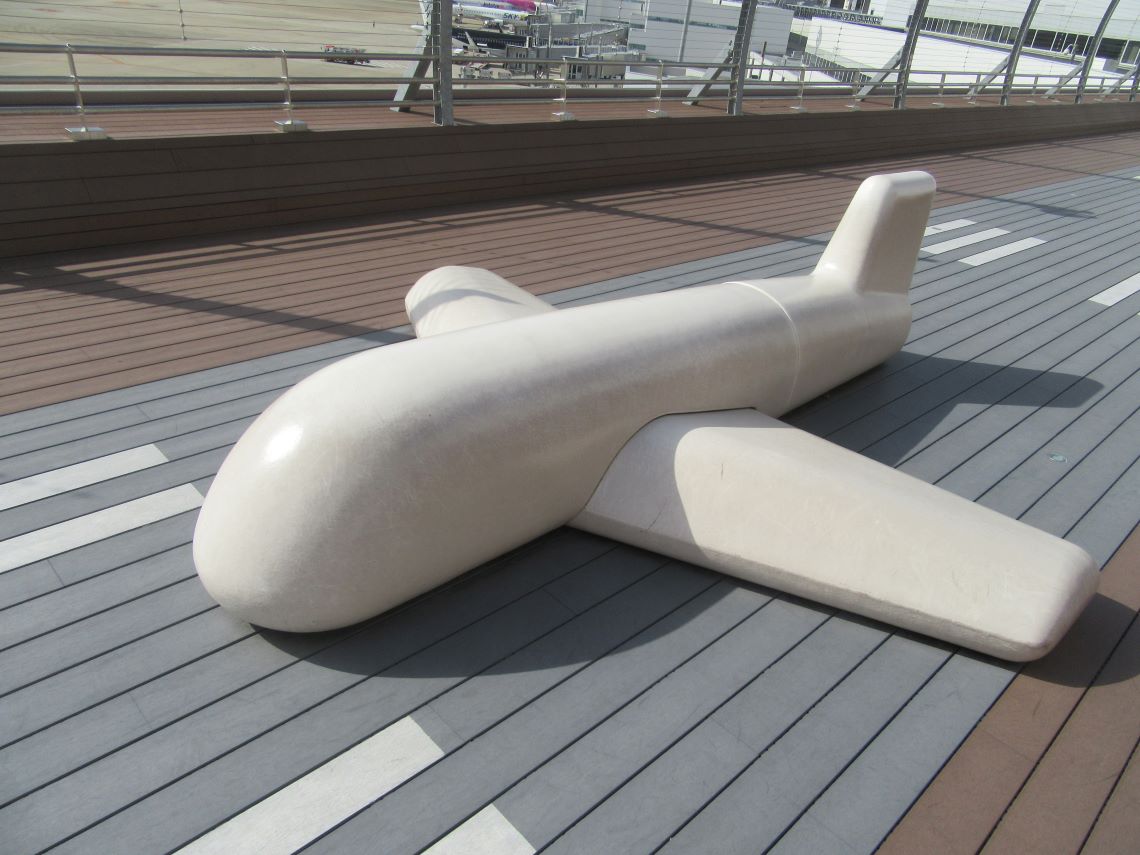 福岡空港の展望デッキにある飛行機型オブジェ。