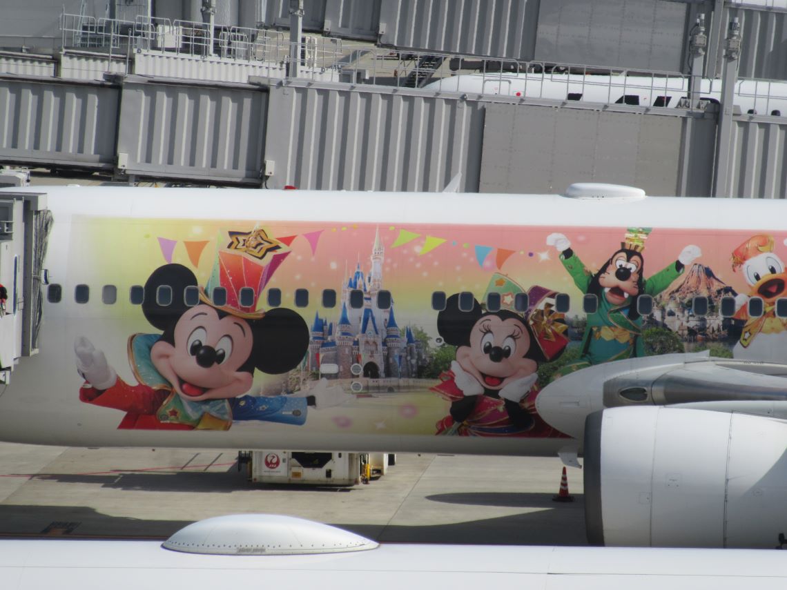 福岡空港で撮影した、JALカラフルドリームズエクスプレス・JA614J（東京ディズニーリゾート40周年特別仕様）のキャラクターたち。