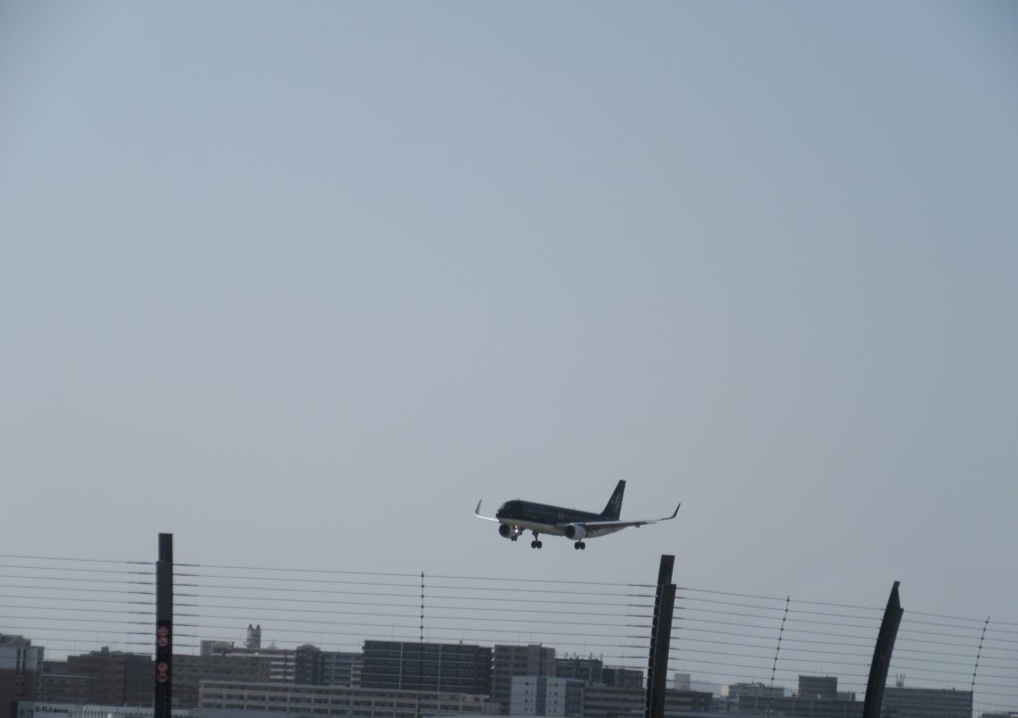 福岡空港で撮影した、着陸しようとしているスターフライヤー機。