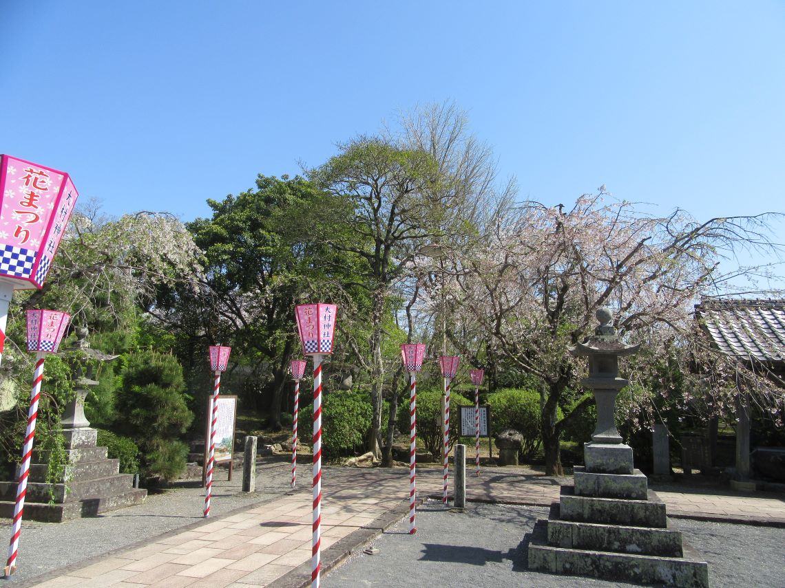 長崎県大村市にある大村神社で撮影した、「花まつり」の灯籠。