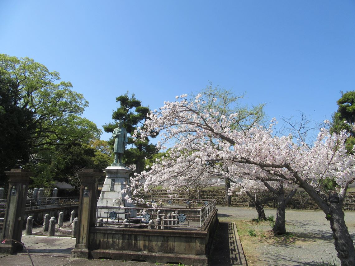 長崎県大村市にある大村神社で撮影した、大村藩最後の藩主として知られる大村純熈像と桜。